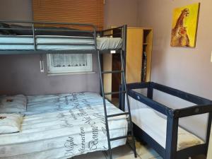 Poschodová posteľ alebo postele v izbe v ubytovaní Vakantiestudio Ciney