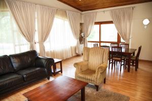 salon z kanapą, stołem i krzesłami w obiekcie Blyde Canyon, A Forever Resort w mieście Matibidi