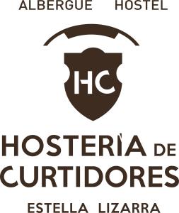 ein Logo für ein Krankenhaus mit Schild in der Unterkunft Hostería de Curtidores in Estella