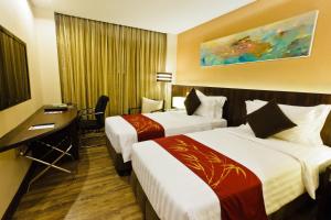 Säng eller sängar i ett rum på Ramada by Wyndham Manila Central