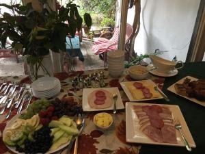 una mesa con platos de comida en una mesa en Hacienda Santa Clara, en Peumo