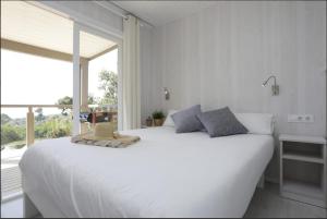 A bed or beds in a room at Camping Sènia Cala Canyelles