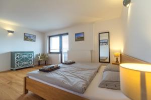 1 dormitorio con 1 cama grande y espejo en Villa Bohinca, en Bohinj