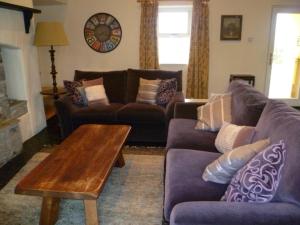 Uma área de estar em Ballyvaughan Cottages