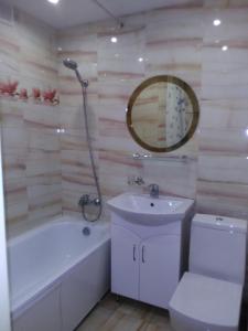 ナーベレジヌイェ・チェルヌイにあるOne-Bedroom Deluxeのバスルーム(バスタブ、洗面台、トイレ付)