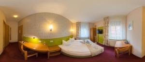 a hotel room with a bed and a table and chairs at Hotel zur Post in Wurzen in Wurzen +60 photos