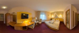 Pokój hotelowy z łóżkiem i biurkiem w obiekcie Hotel zur Post in Wurzen w mieście Wurzen