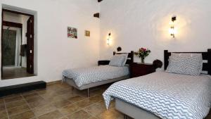 Un dormitorio con dos camas y un espejo. en Finca Lucía - La Lava, en Mácher 48 fotos más