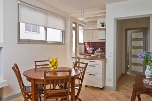 een keuken en eetkamer met een tafel en stoelen bij Casas do Arco in Coimbra