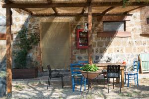 patio z krzesłami i stołem z doniczką w obiekcie artiturismo il tufello w mieście Torre San Severo