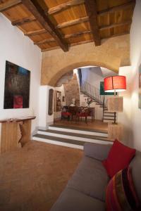 a living room with a couch and a table at Sant'Angelo 42 in Orvieto