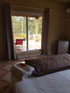 łóżko w sypialni z dużym oknem w obiekcie JN sunflower residence w mieście Le Morne