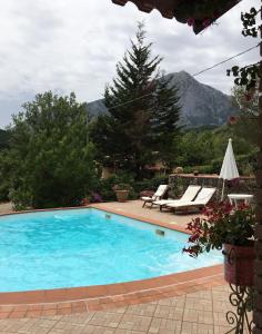A general mountain view or a mountain view taken from a panziókat