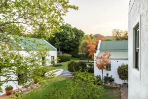 een luchtzicht op de achtertuin van een huis bij De Bergkant Lodge in Prince Albert