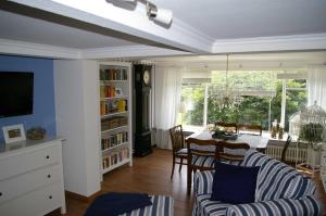 ein Wohnzimmer mit einem Sofa und einem Tisch in der Unterkunft Ferienhaus Klookris 15 in Risum-Lindholm