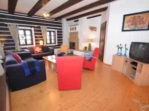 ein Wohnzimmer mit einem Sofa und einem TV in der Unterkunft Luxury Chalet in Stupna near Ski area in Stupná