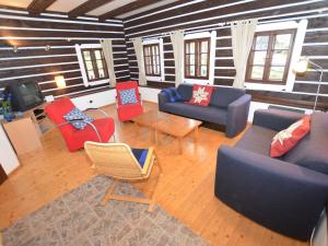 sala de estar con sofás, sillas y TV en Luxury Chalet in Stupna near Ski area, en Stupná
