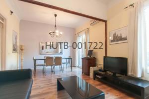 Televízia a/alebo spoločenská miestnosť v ubytovaní Go-BCN Residence Sagrada Familia