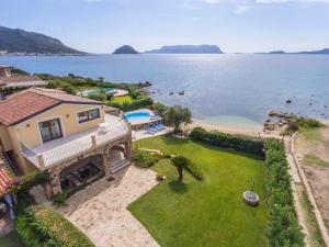 ゴルフォ・アランチにあるVilla Mimosa con piscinaの家屋と海の空の景色