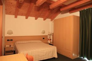 Ένα ή περισσότερα κρεβάτια σε δωμάτιο στο Albergo Miramonti