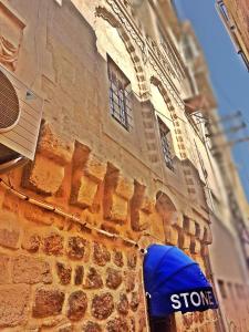 um edifício com um sinal de stop azul em frente em Stone Boutique Hotel em Mardin