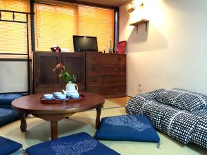 TV a/nebo společenská místnost v ubytování Tsukiji Hostel Wakayama 1
