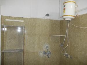 bagno con doccia e porta in vetro di Raj Mahal Guest House a Būndi
