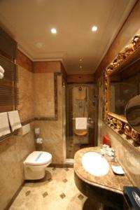 uma casa de banho com um WC, um lavatório e um chuveiro em San Anselmo em Roma