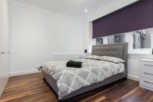 a bedroom with a large bed and a window at Fleet Street Apartment 3 in London