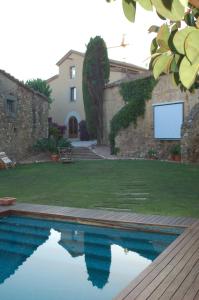 una casa con piscina en un patio en Mas Vives, en Cabrils
