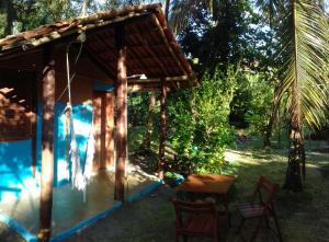 a small house with a pool in the yard at Pousada Aldeia de Morere in Moreré