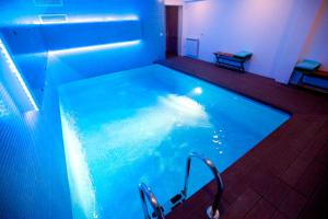 einen großen blauen Pool mit Dusche in einem Zimmer in der Unterkunft Villa Mastlo in Assenta