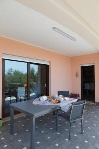 a dining room with a table and chairs at Il Finto Pepe di Alessia in Formia