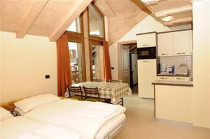 una cocina con 2 camas en una habitación en Baita Fetaplana, en Livigno