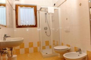 リヴィーニョにあるBaita Fetaplanaのバスルーム(シャワー、トイレ、シンク付)