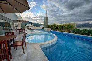 Bazén v ubytování Cobertura Florianopolis itacorubi nebo v jeho okolí