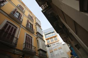 マラガにあるgran suite centro histórico de malagaの2棟の間の路地からの眺め
