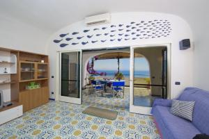 コンカ・デイ・マリーニにあるCasa La Concaの紫色のソファ付きのリビングルームが備わり、海の景色を望めます。
