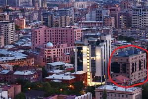 ein roter Kreis auf der Seite eines Gebäudes in einer Stadt in der Unterkunft Cascade - Opera Apartment in Yerevan