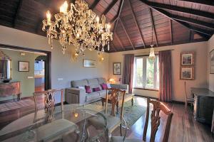 a living room with a dining table and a chandelier at Villa Torres in Los Llanos de Aridane