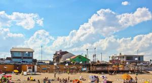 una playa con un montón de gente en la arena en Costanera, en Santa Clara del Mar