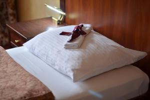 سرير أو أسرّة في غرفة في The Regent Club Hotel