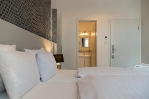A bed or beds in a room at Hotel Mika Downtown