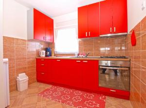 Kuchyňa alebo kuchynka v ubytovaní Apartments Mala Vala 1332