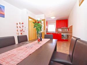 Kuchyňa alebo kuchynka v ubytovaní Apartments Mala Vala 1332