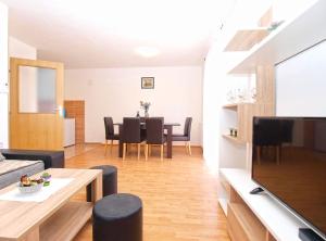 Televízia a/alebo spoločenská miestnosť v ubytovaní Apartments Mala Vala 1332