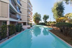 a swimming pool in front of a building at Appartement Cannes vue mer in Cannes