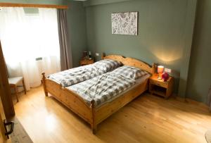 Wambacher Mühle في سخلانغنباد: غرفة نوم بسرير وارضية خشبية