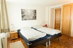 een slaapkamer met een bed en een foto aan de muur bij Wambacher Mühle in Schlangenbad