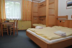 sypialnia z łóżkiem i stołem oraz jadalnia w obiekcie Eduard-Heinrich-Haus, Hostel w mieście Salzburg